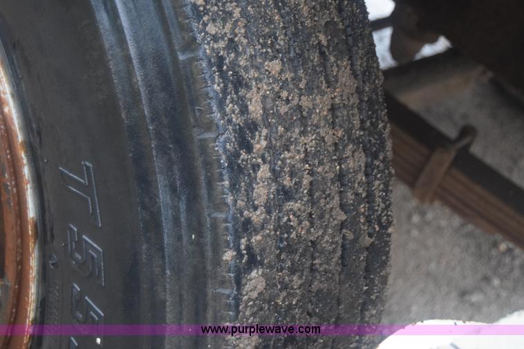 image for item J7808 1981 Ford F700 fuel truck