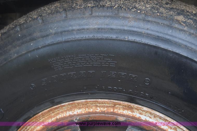 image for item J7808 1981 Ford F700 fuel truck