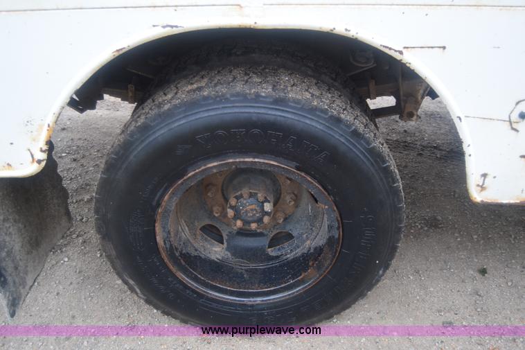 image for item J7808 1981 Ford F700 fuel truck