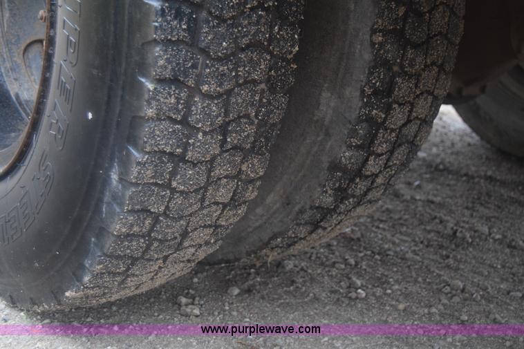 image for item J7808 1981 Ford F700 fuel truck