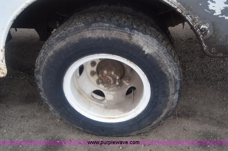 image for item J7808 1981 Ford F700 fuel truck