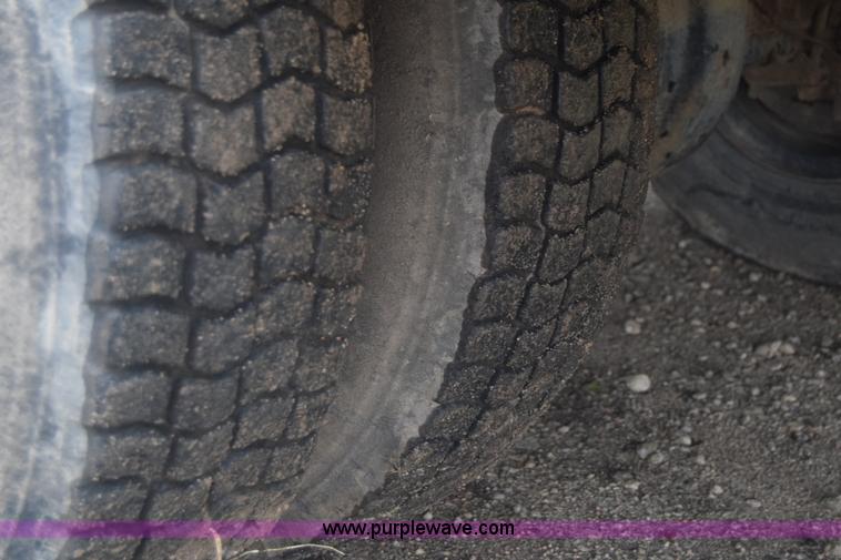 image for item J7808 1981 Ford F700 fuel truck