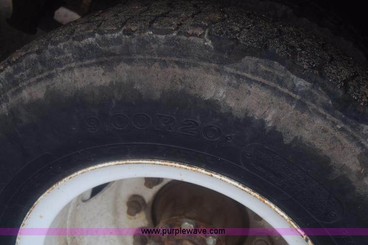 image for item J7808 1981 Ford F700 fuel truck