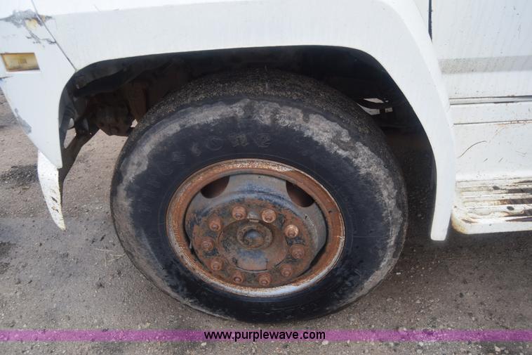 image for item J7808 1981 Ford F700 fuel truck