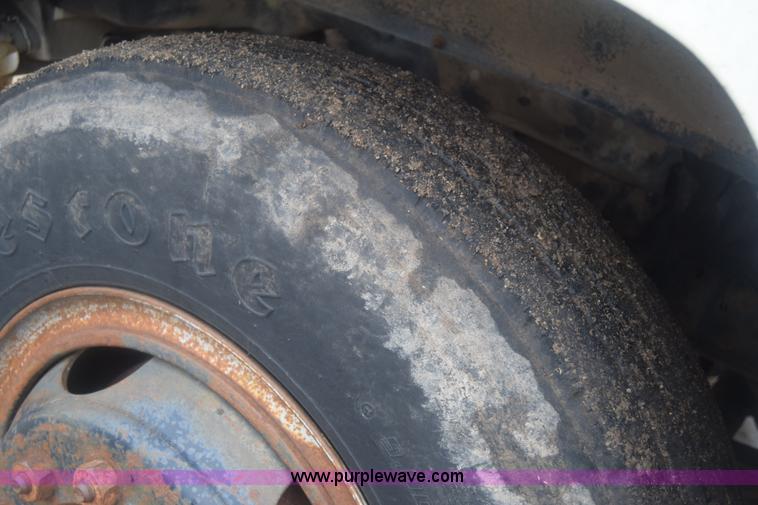 image for item J7808 1981 Ford F700 fuel truck