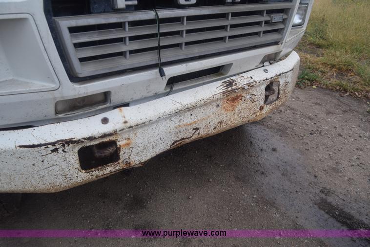 image for item J7808 1981 Ford F700 fuel truck