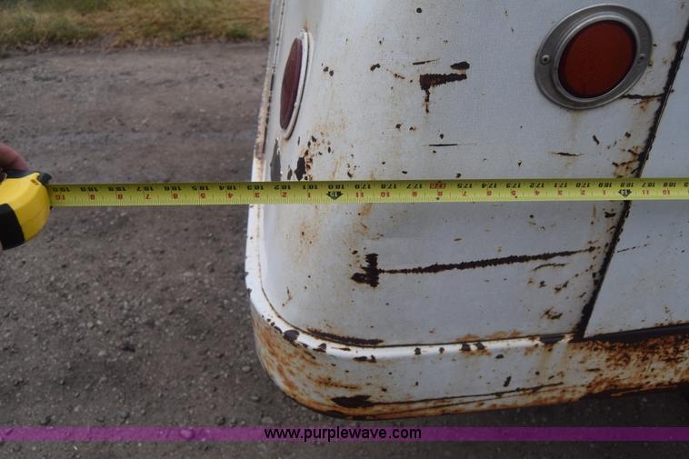 image for item J7808 1981 Ford F700 fuel truck