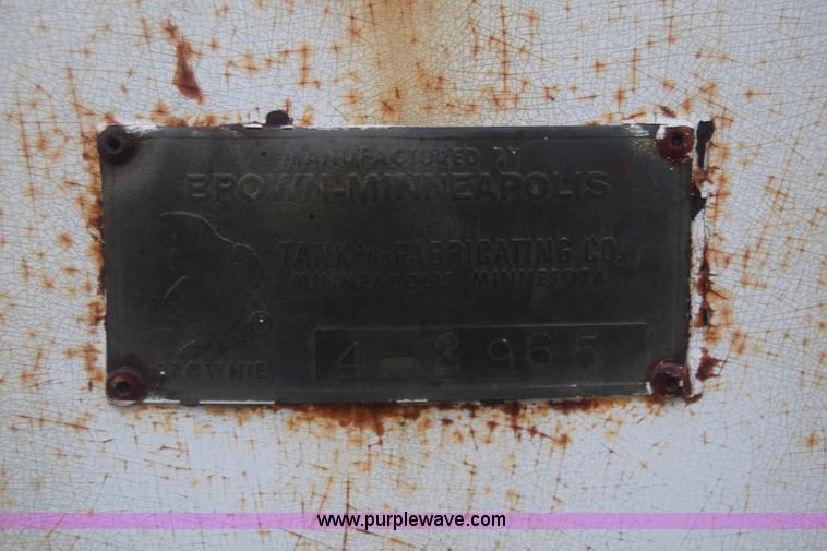 image for item J7808 1981 Ford F700 fuel truck