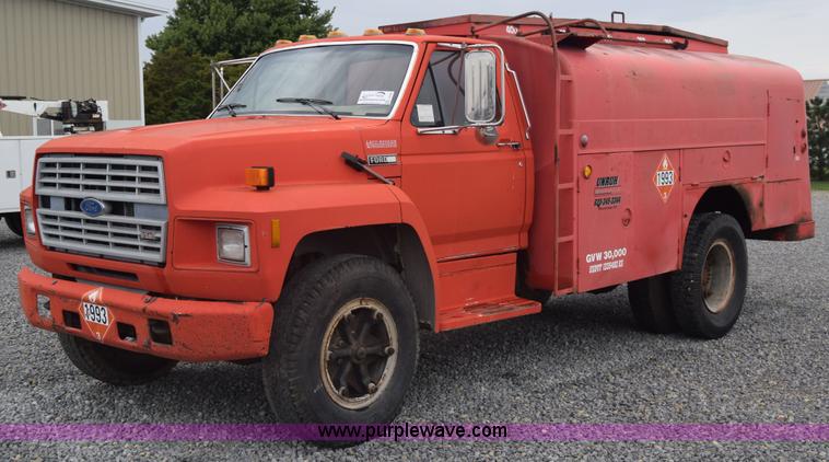 image for item J8188 1985 Ford F700 fuel truck