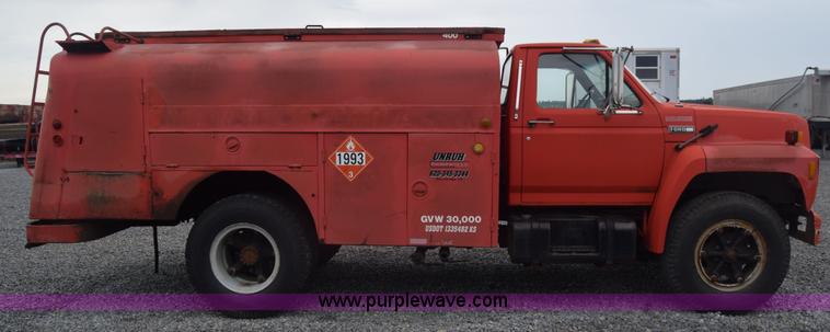 image for item J8188 1985 Ford F700 fuel truck