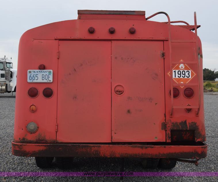 image for item J8188 1985 Ford F700 fuel truck