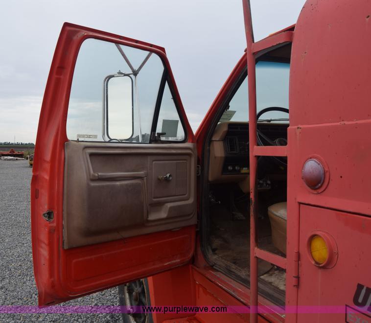 image for item J8188 1985 Ford F700 fuel truck