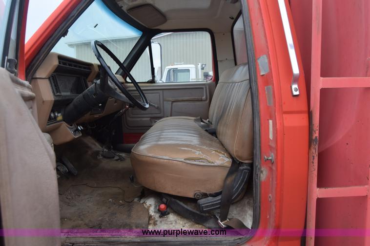 image for item J8188 1985 Ford F700 fuel truck