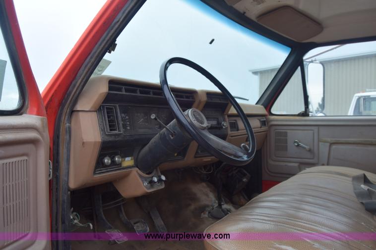 image for item J8188 1985 Ford F700 fuel truck