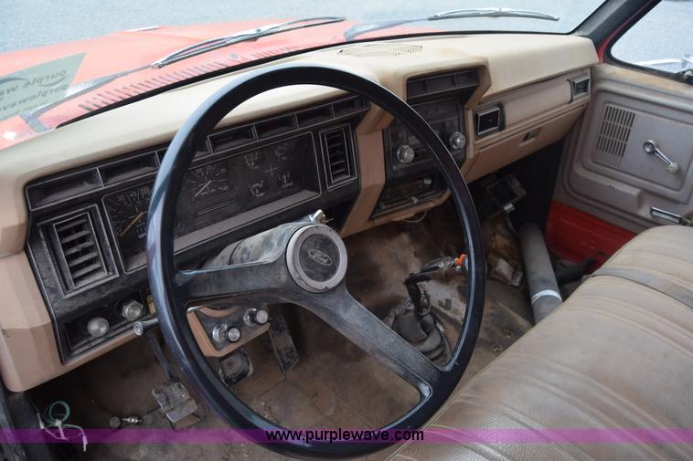 image for item J8188 1985 Ford F700 fuel truck