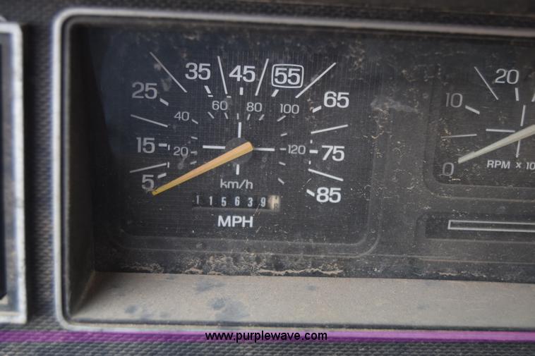 image for item J8188 1985 Ford F700 fuel truck