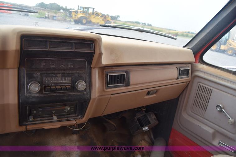 image for item J8188 1985 Ford F700 fuel truck