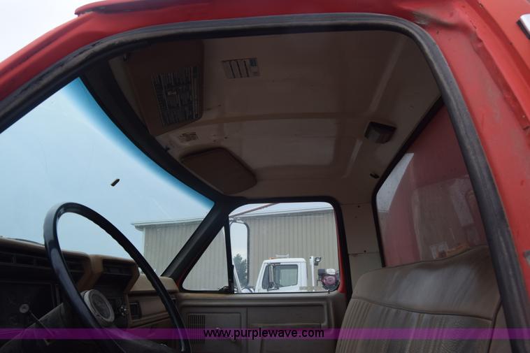 image for item J8188 1985 Ford F700 fuel truck
