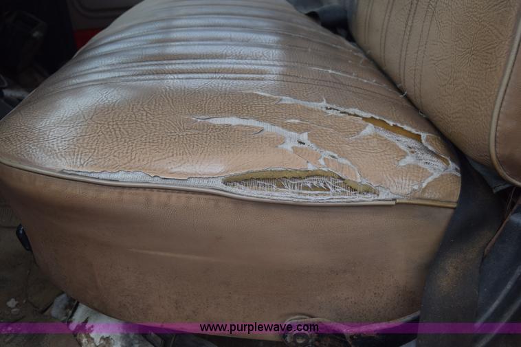 image for item J8188 1985 Ford F700 fuel truck