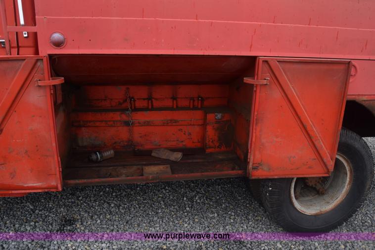 image for item J8188 1985 Ford F700 fuel truck