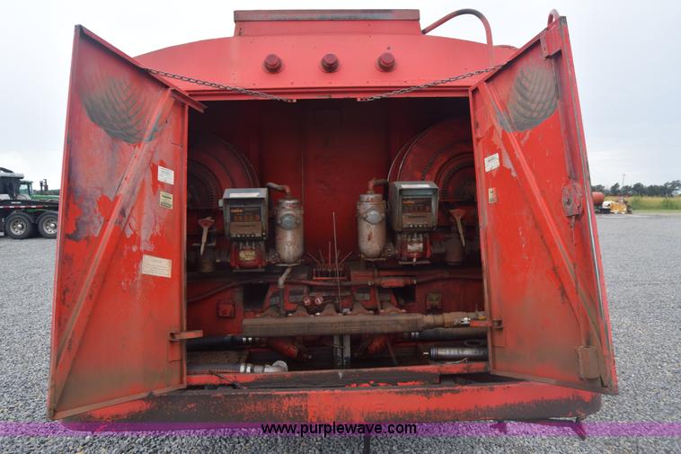 image for item J8188 1985 Ford F700 fuel truck
