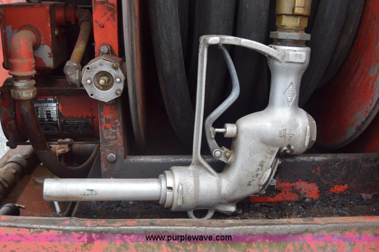 image for item J8188 1985 Ford F700 fuel truck