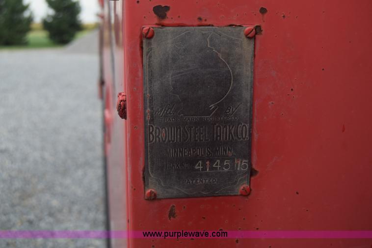 image for item J8188 1985 Ford F700 fuel truck