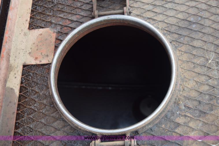 image for item J8188 1985 Ford F700 fuel truck