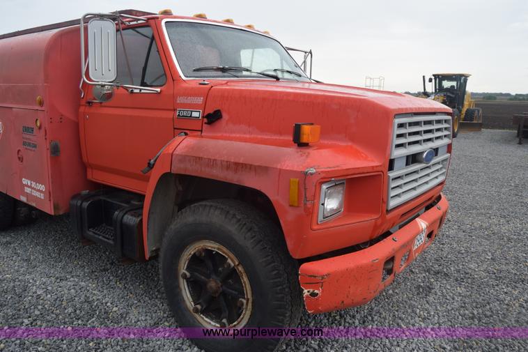 image for item J8188 1985 Ford F700 fuel truck