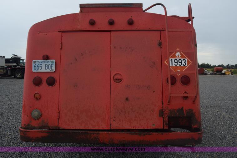 image for item J8188 1985 Ford F700 fuel truck