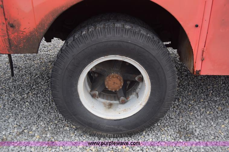 image for item J8188 1985 Ford F700 fuel truck