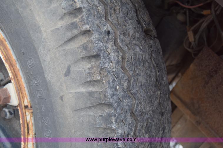 image for item J8188 1985 Ford F700 fuel truck