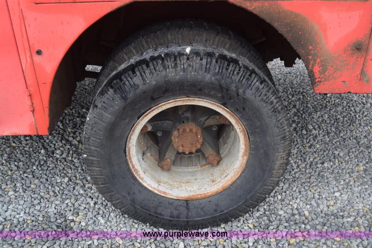 image for item J8188 1985 Ford F700 fuel truck