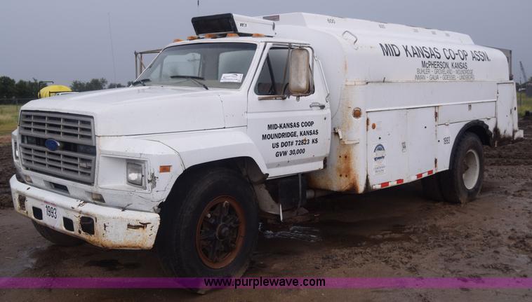 image for item J8193 1984 Ford F800 fuel truck