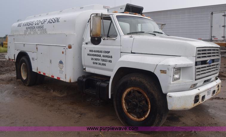 image for item J8193 1984 Ford F800 fuel truck