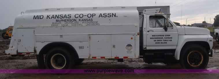 image for item J8193 1984 Ford F800 fuel truck