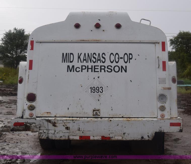 image for item J8193 1984 Ford F800 fuel truck