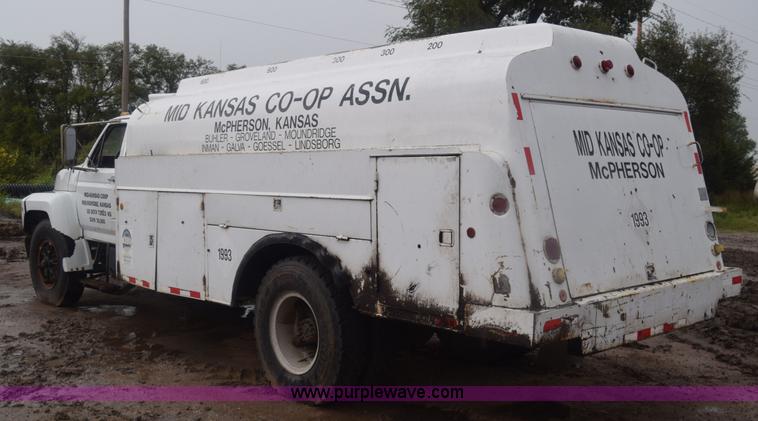 image for item J8193 1984 Ford F800 fuel truck