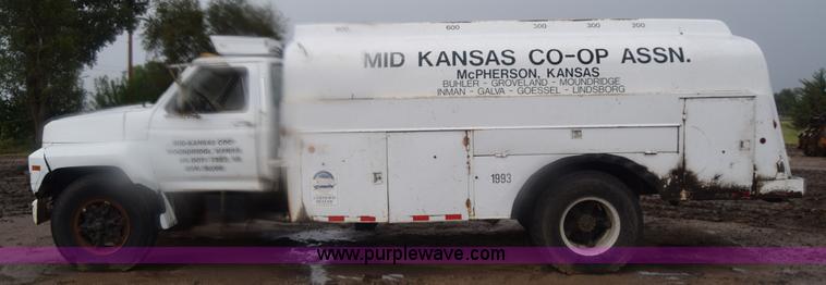 image for item J8193 1984 Ford F800 fuel truck
