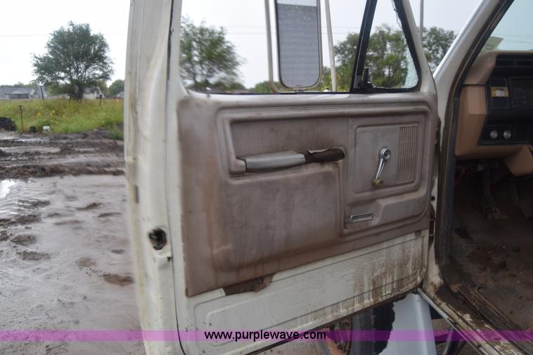 image for item J8193 1984 Ford F800 fuel truck