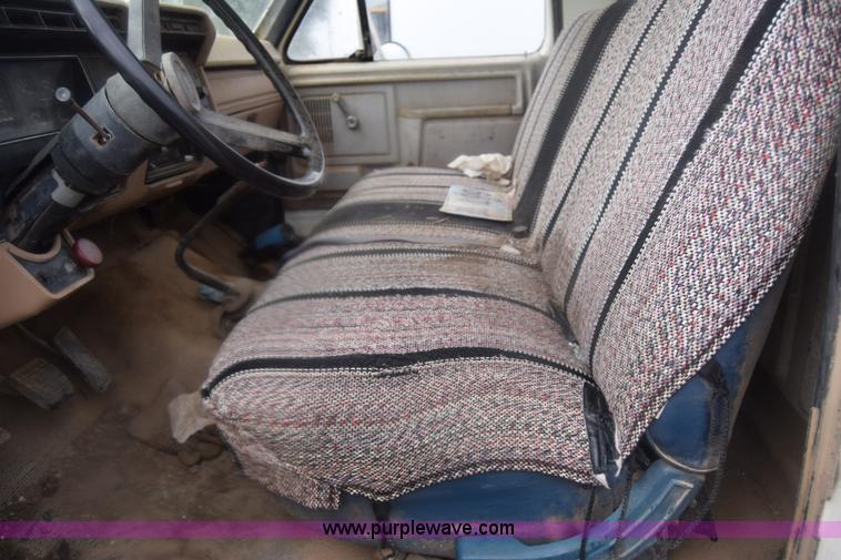 image for item J8193 1984 Ford F800 fuel truck