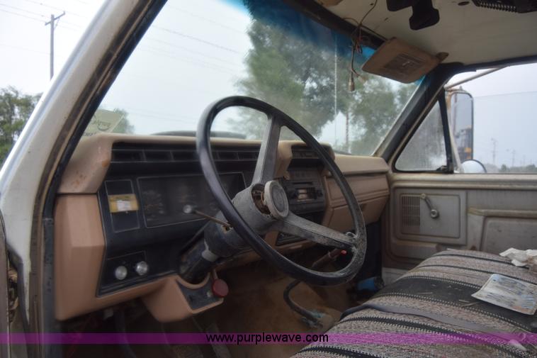 image for item J8193 1984 Ford F800 fuel truck