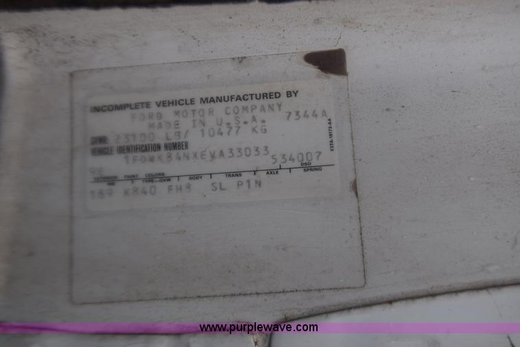 image for item J8193 1984 Ford F800 fuel truck