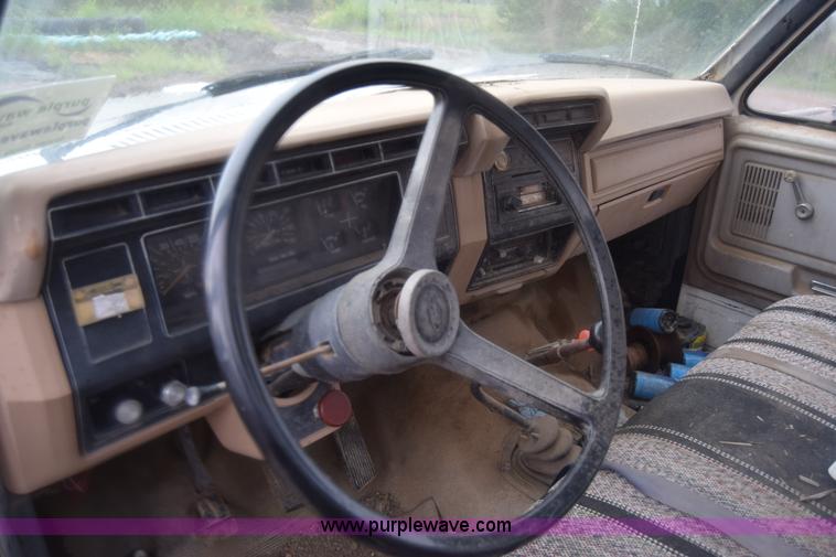 image for item J8193 1984 Ford F800 fuel truck