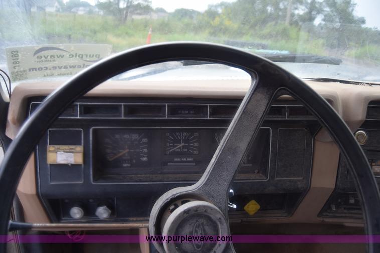 image for item J8193 1984 Ford F800 fuel truck