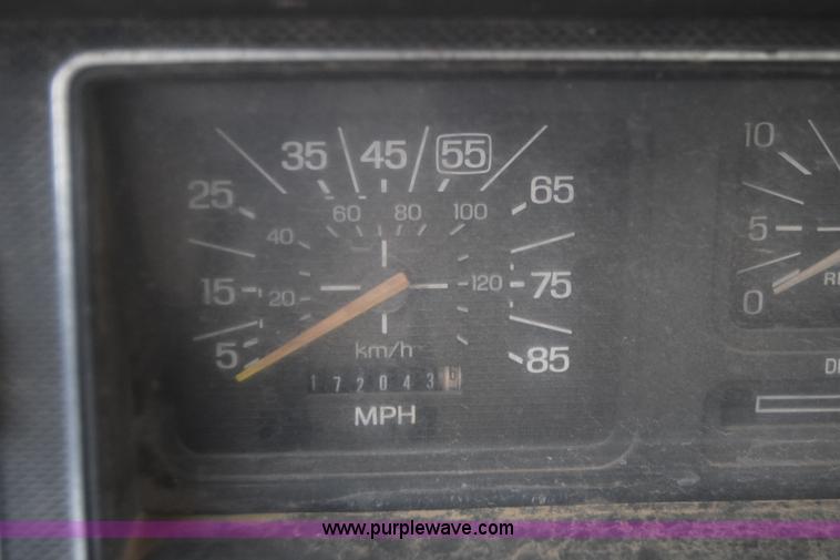 image for item J8193 1984 Ford F800 fuel truck