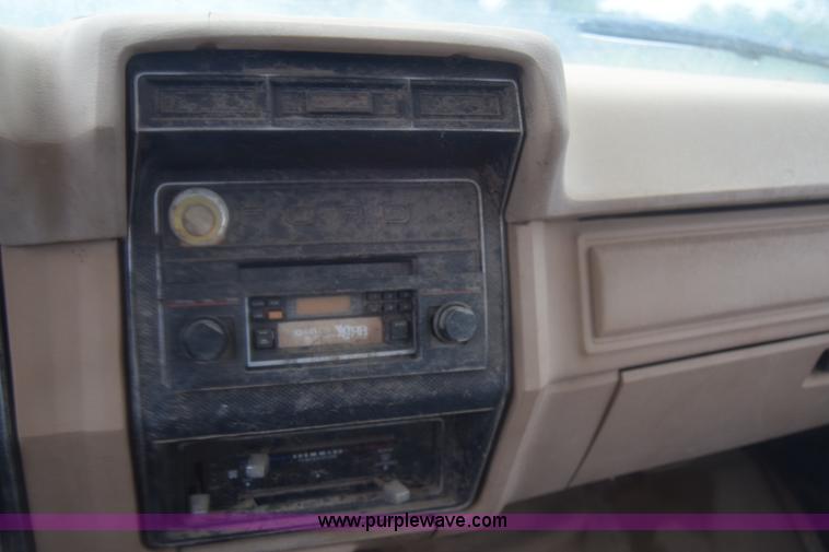 image for item J8193 1984 Ford F800 fuel truck