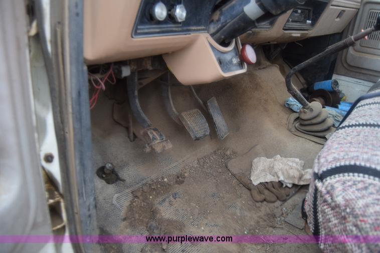 image for item J8193 1984 Ford F800 fuel truck