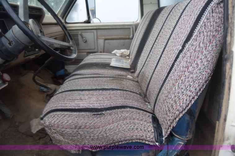 image for item J8193 1984 Ford F800 fuel truck