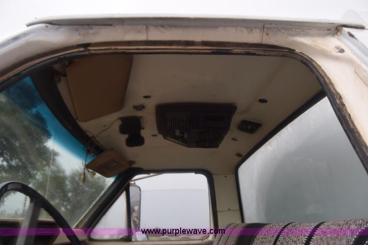 image for item J8193 1984 Ford F800 fuel truck